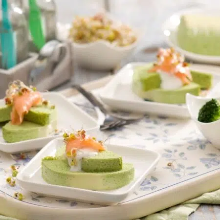 Zielona terrina z brokułów z plastrami wędzonego łososia