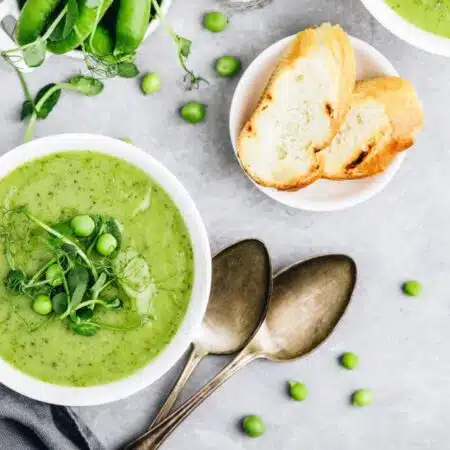 zupa krem z zielonego groszku z grzankami