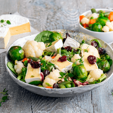 Salatka z wiosennymi warzywami, camembertem, sałatami i dipem cytrusowym