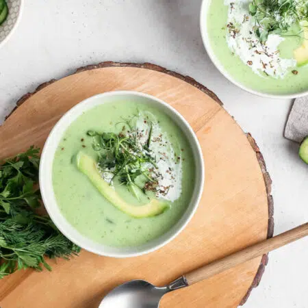 Zupa bez gotowana na lato - Chłodnik z warzyw sezonowych. Na zdjęciu zielony chłodnik z ogórków, awokado, pietruszki i groszku