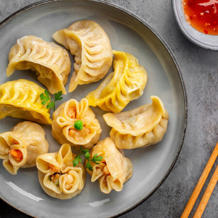 Pierożki chińskie dim sum na talerzu