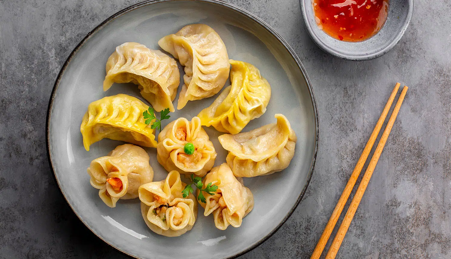 Pierożki chińskie dim sum na talerzu