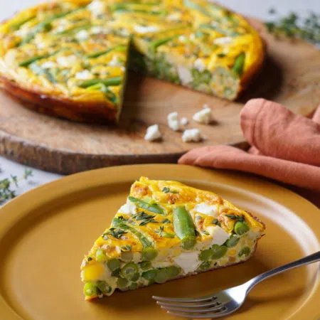Fasolkowa frittata z fetą i ziołami