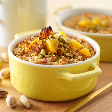 Pieczona owsianka z mango i pistacjową kruszonką