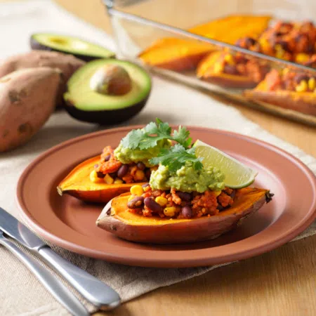 Pieczone bataty nadziewane chili sin carne i guacamole