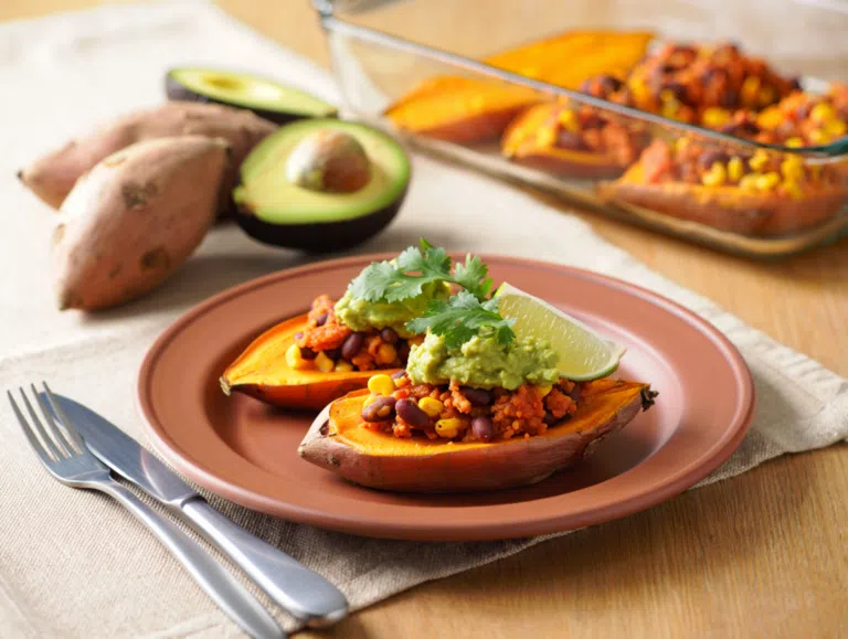 Pieczone bataty nadziewane chili sin carne i guacamole