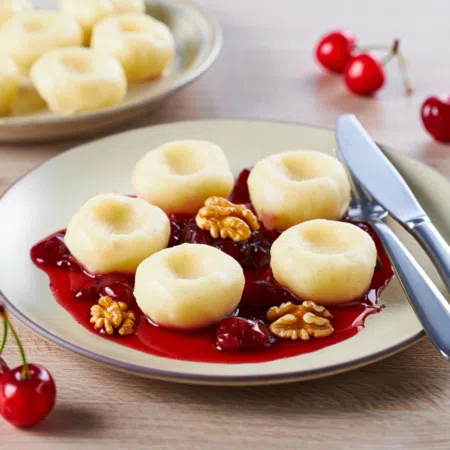 Kluski śląskie z czereśniowym demi-glace i orzechami włoskimi